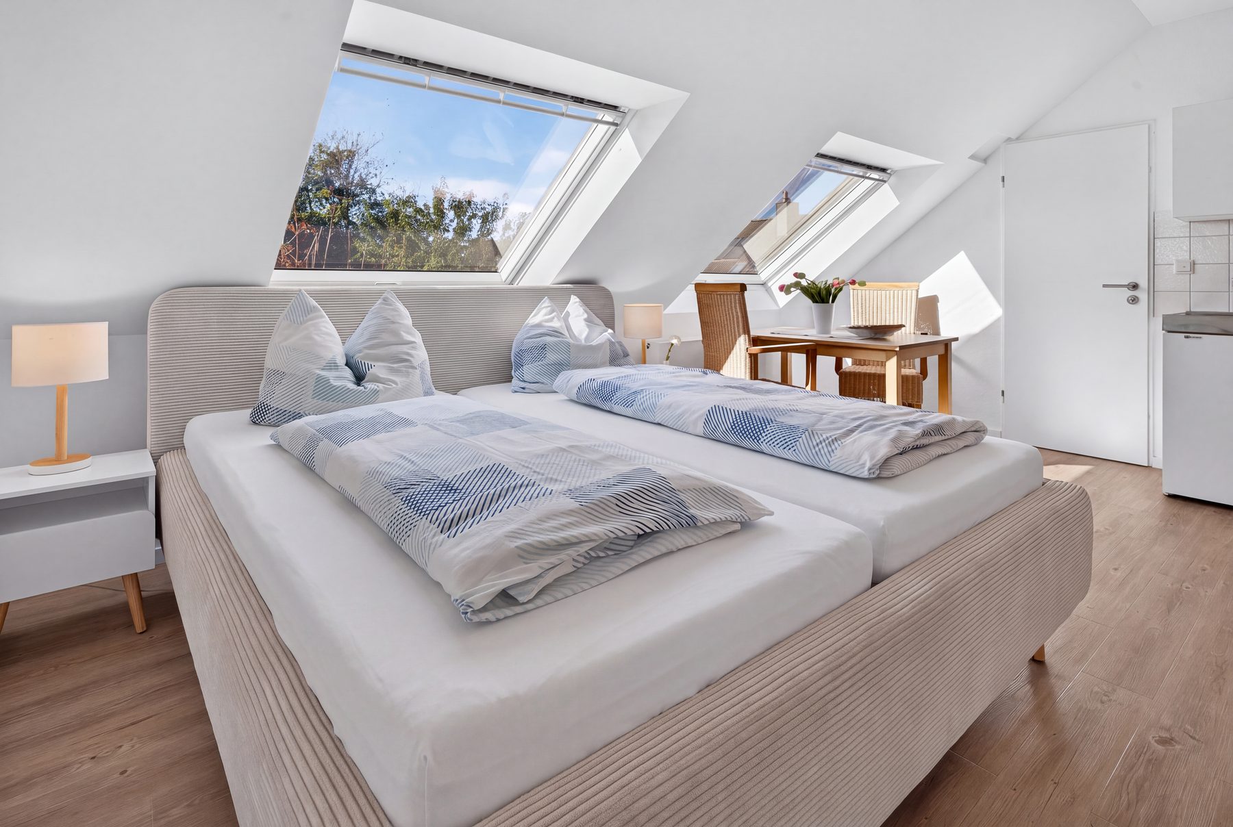 Wohn- und Schlafbereich der Ferienwohnung 3 auf Norderney mit Dachfenster